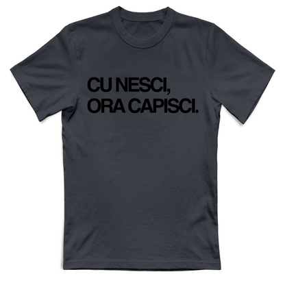 T-Shirt Unisex CU NESCI,  ORA CAPISCI.